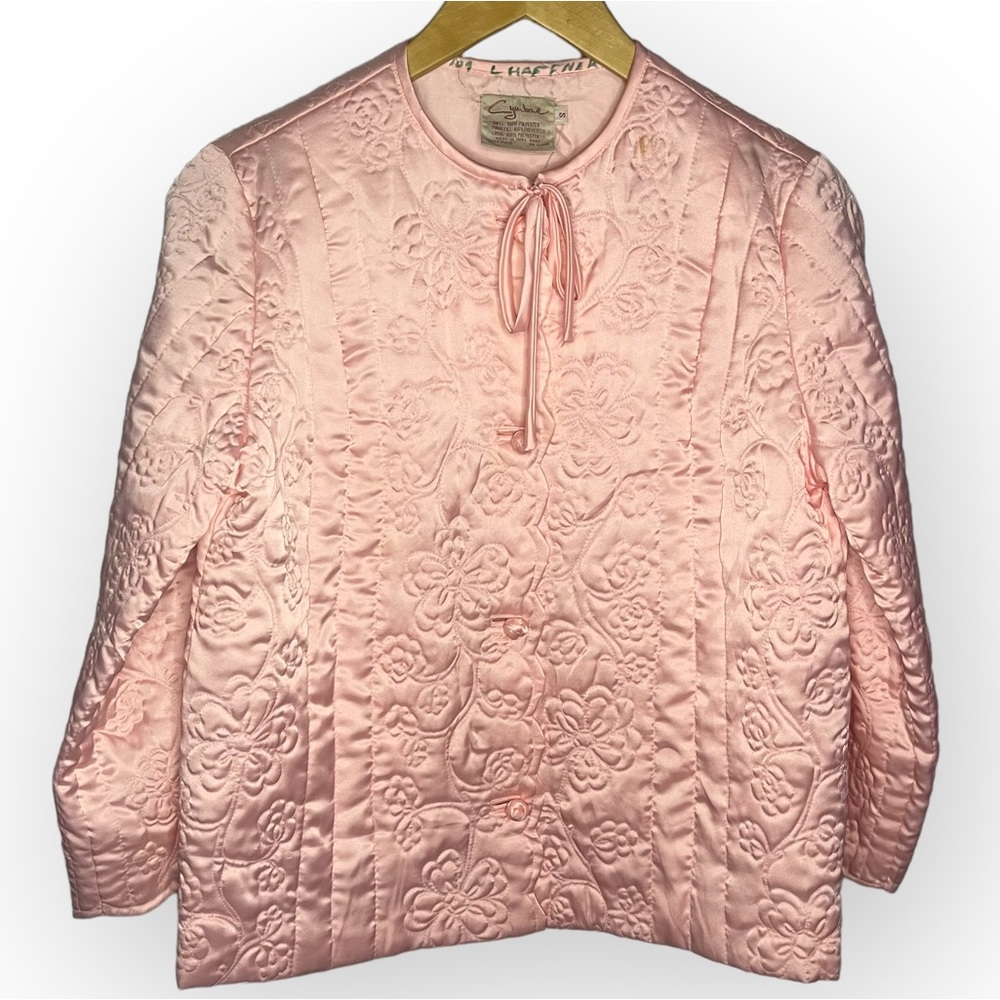 Vintage quilted Chinese style pink jacket
Satin-like feel, small